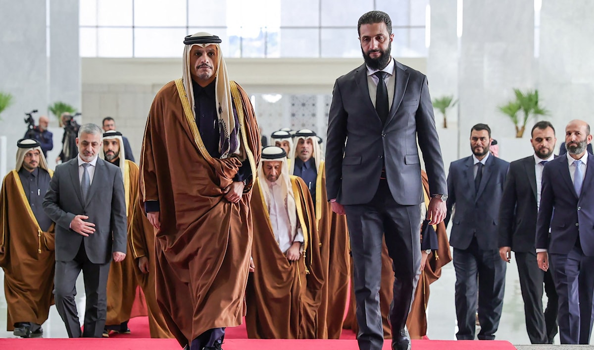 قائد الإدارة السورية الجديدة أحمد الشرع يستقبل وزير الخارجية القطري محمد بن عبد الرحمن (أ ف ب)