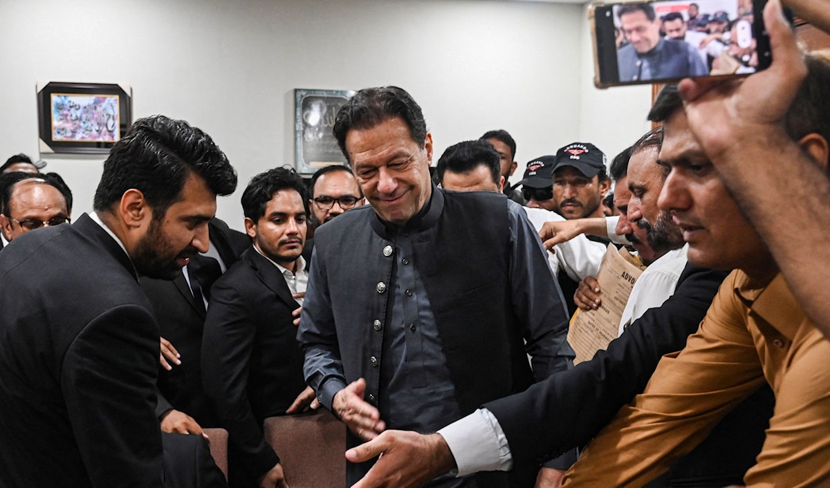 صورة التقطت للرئيس الباكستاني السابق عمران خان أثناء وصوله لمحكمة لاهور عام 2023 (أ ف ب)