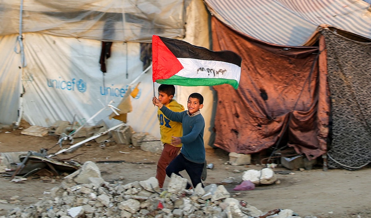 في خيام النزوح، يحتفل الفلسطينيون بوقف النار (أ ف ب)