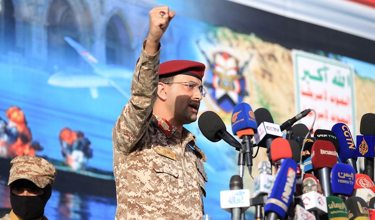 العميد يحيى سريع يعلن من ميدان السبعين في صنعاء عن عمليات جديدة ضد إسرائيل (أ ف ب)