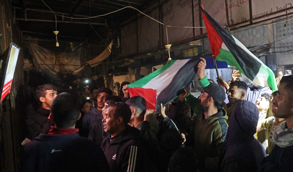 فلسطينيون يحتفلون بوقف إطلاق النار في غزة (أ ف ب)