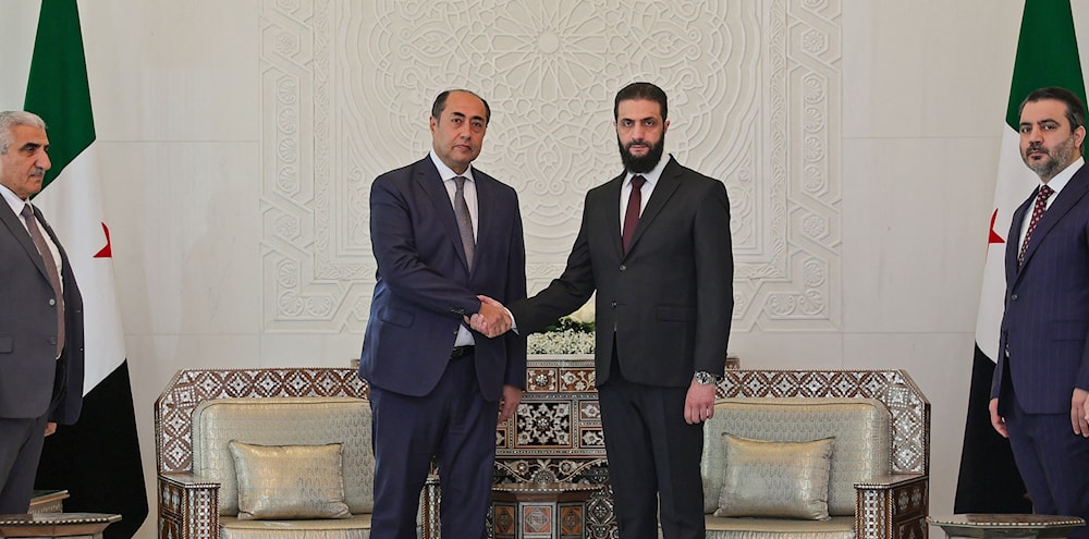 قائد الإدارة السورية الجديدة أحمد الشرع والأمين العام المساعد لجامعة الدول العربية حسام زكي (أ ف ب)
