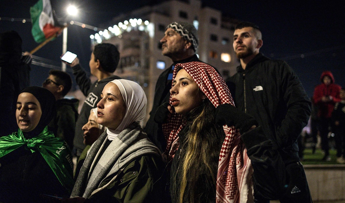احتشد مئات الفلسطينيين مع أهالي الأسرى في مدينة بيتونيا، غرب رام الله، لاستقبال الأسرى المحرّرين (أ ف ب)