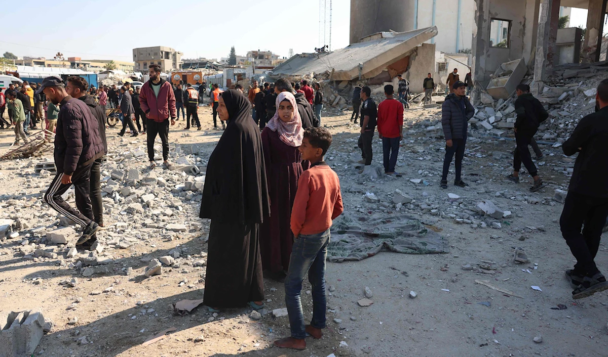 فلسطينيون يتفقّدون مبنى ضربته غارة في خانيونس (أ ف ب)