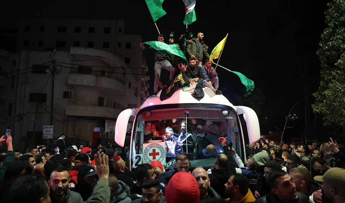 حافلة للصليب الأحمر في مدينة بيتونيا المحتلة في الضفة الغربية تقل الأسرى الفلسطينيين (أ ف ب)