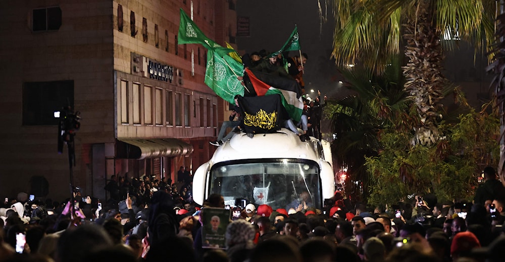 فلسطينيون يحتفلون بالإفراج عن أسراهم ويستقبلونهم في بلدة بيتونيا بالضفة الغربية (أ ف ب)