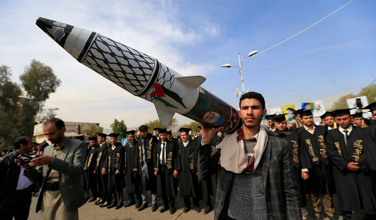 هل زوّدت بكين صنعاء بمكوّنات صواريخ؟ (أ ف ب)