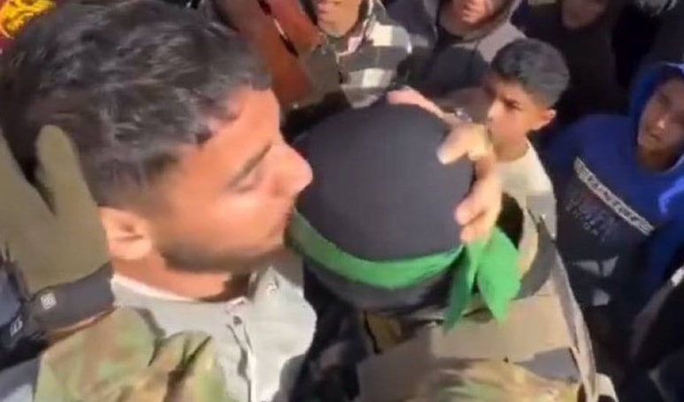 إستقبل المقاومون بالزغاريد والقُبل على الجبين