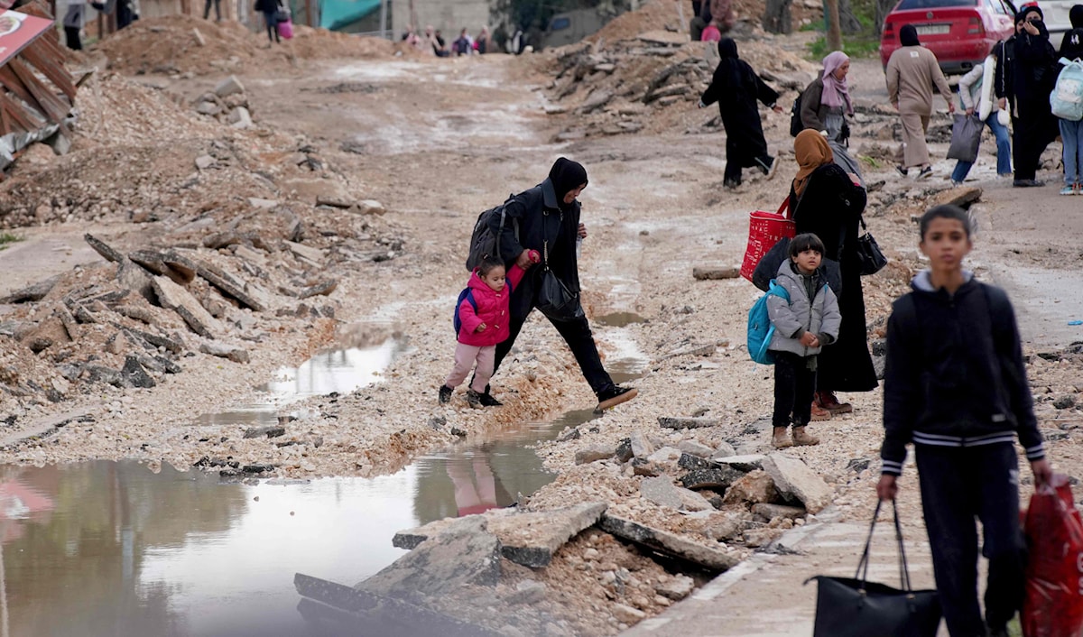 نازحون فلسطينيون من مخيم جنين في الضفة الغربية (أ ف ب)
