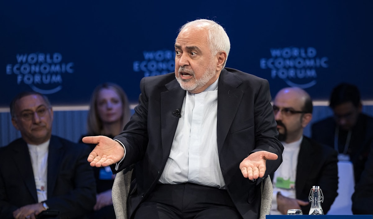 نائب الرئيس الإيراني للشؤون الاستراتيجية، محمد جواد ظريف، متحدثاً في منتدى دافوس في سويسرا (أ ف ب)