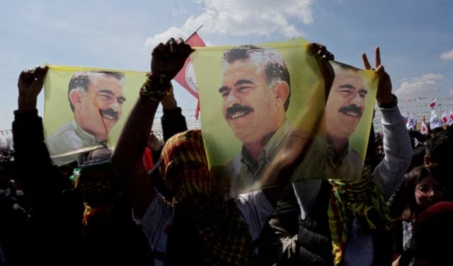أنصار «حزب المساواة والديموقراطية» المؤيد للأكراد يرفعون أعلامًا عليها صورة عبد الله أوجلان (رويترز)