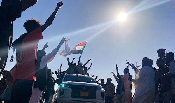سودانيون يحتفلون بدخول الجيش إلى مدينة ود مدني عاصمة ولاية الجزيرة (أ ف ب)