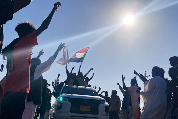 سودانيون يحتفلون بدخول الجيش إلى مدينة ود مدني عاصمة ولاية الجزيرة (أ ف ب)