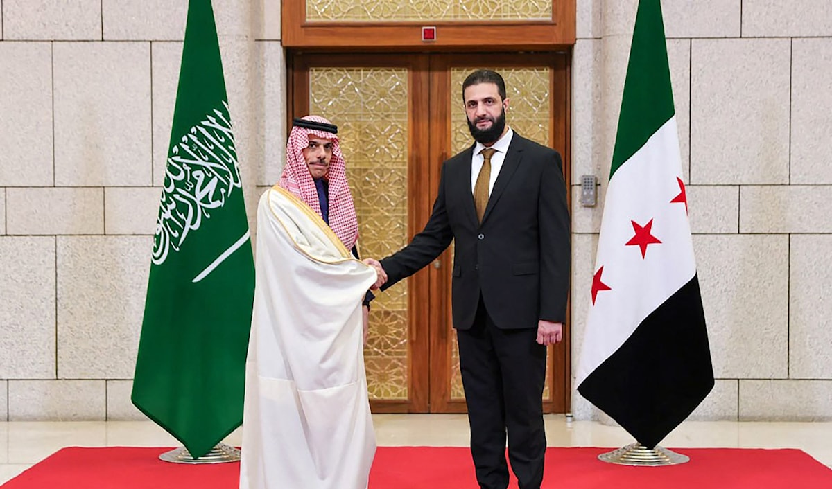 قائد الإدارة السورية الجديدة أحمد الشرع مع وزير الخارجية السعودي فيصل بن فرحان (أ ف ب)