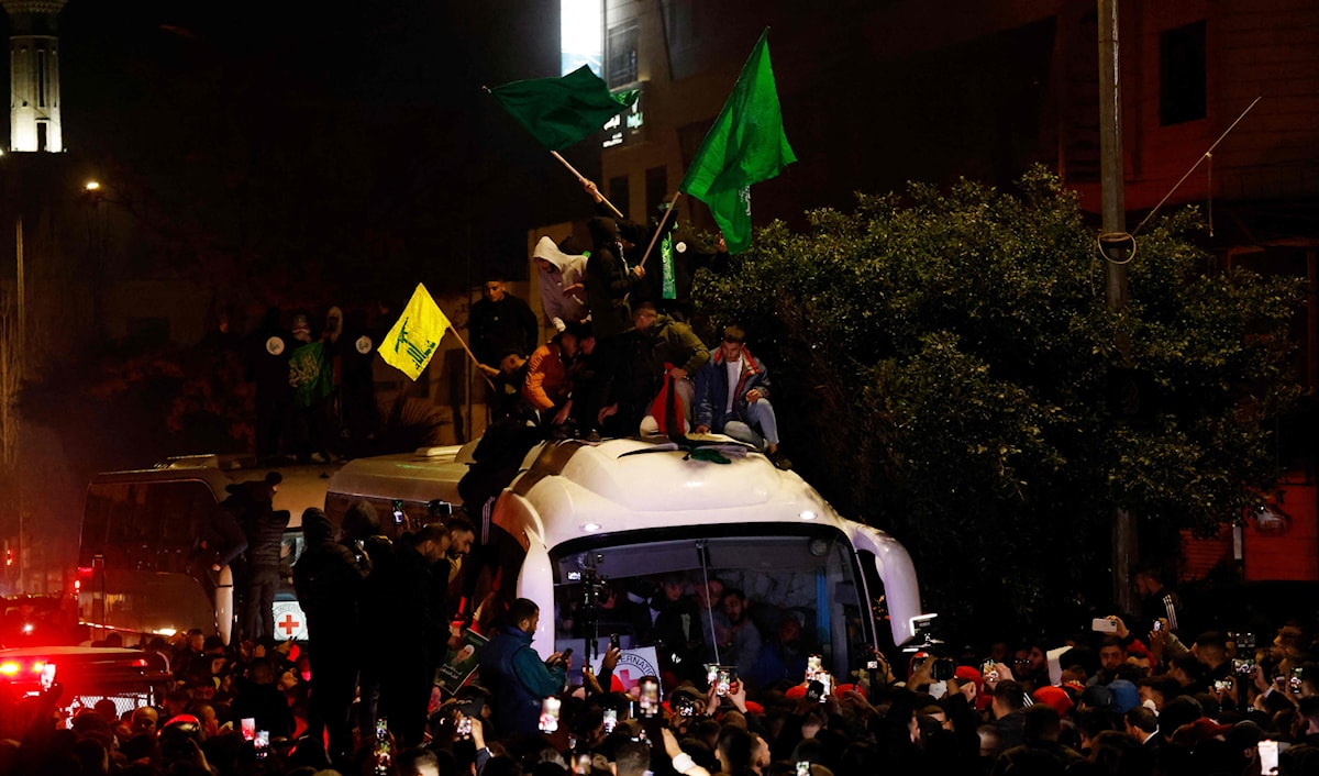 حافلة تنقل الأسرى الإسرائيليين المحررين من سجن عوفر (أ ف ب)