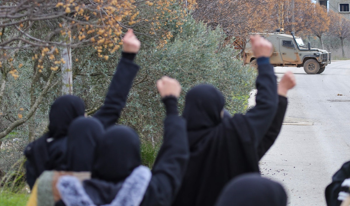 صورة لأهالي كفركلا عند طريق برج الملوك اليوم (أ ف ب)