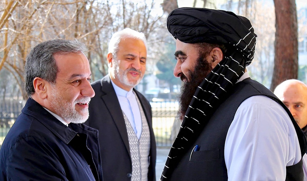 وزير الخارجية الإيراني عباس عراقجي ونظيره الأفغاني أمير خان متقي في كابول اليوم (أ ف ب)