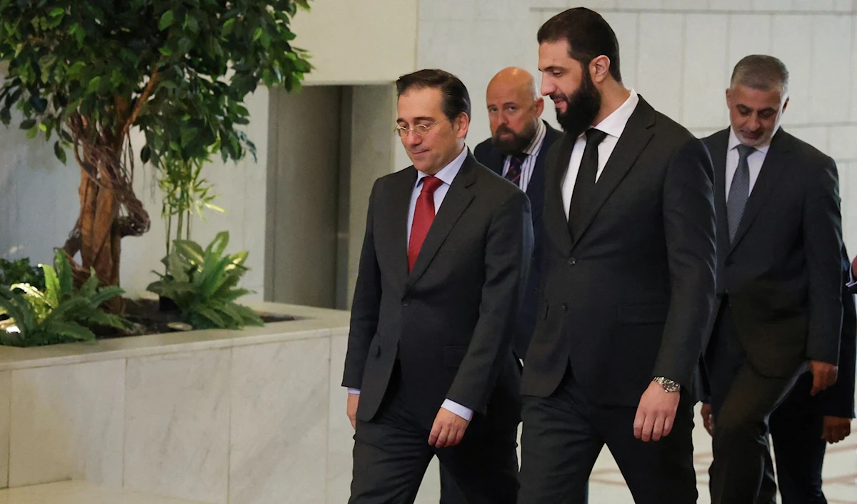 ينصح مراقبون بألّا يكون الدعم الغربي أو تخفيف العقوبات مشروطَين بأي مواقف في السياسة الخارجية (أ ف ب)