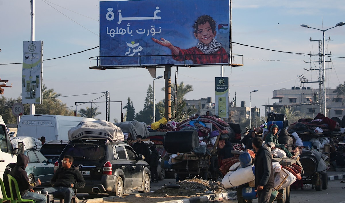 الأهالي في منطقة المصيرات بانتظار أن يسمح لهم بالعودة إلى شمال غزة (أ ف ب)