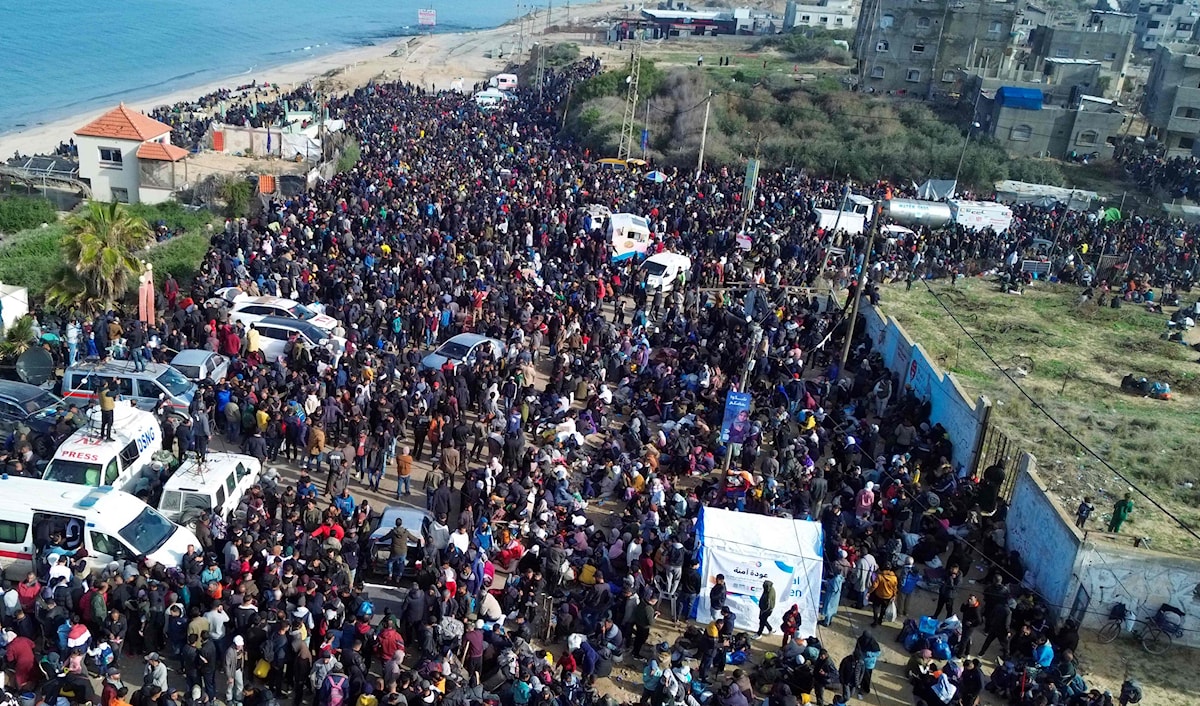 آلاف الفلسطينيين احتُجزوا في العراء عند حاجز "نتساريم" وسط قطاع غزة (أ ف ب)