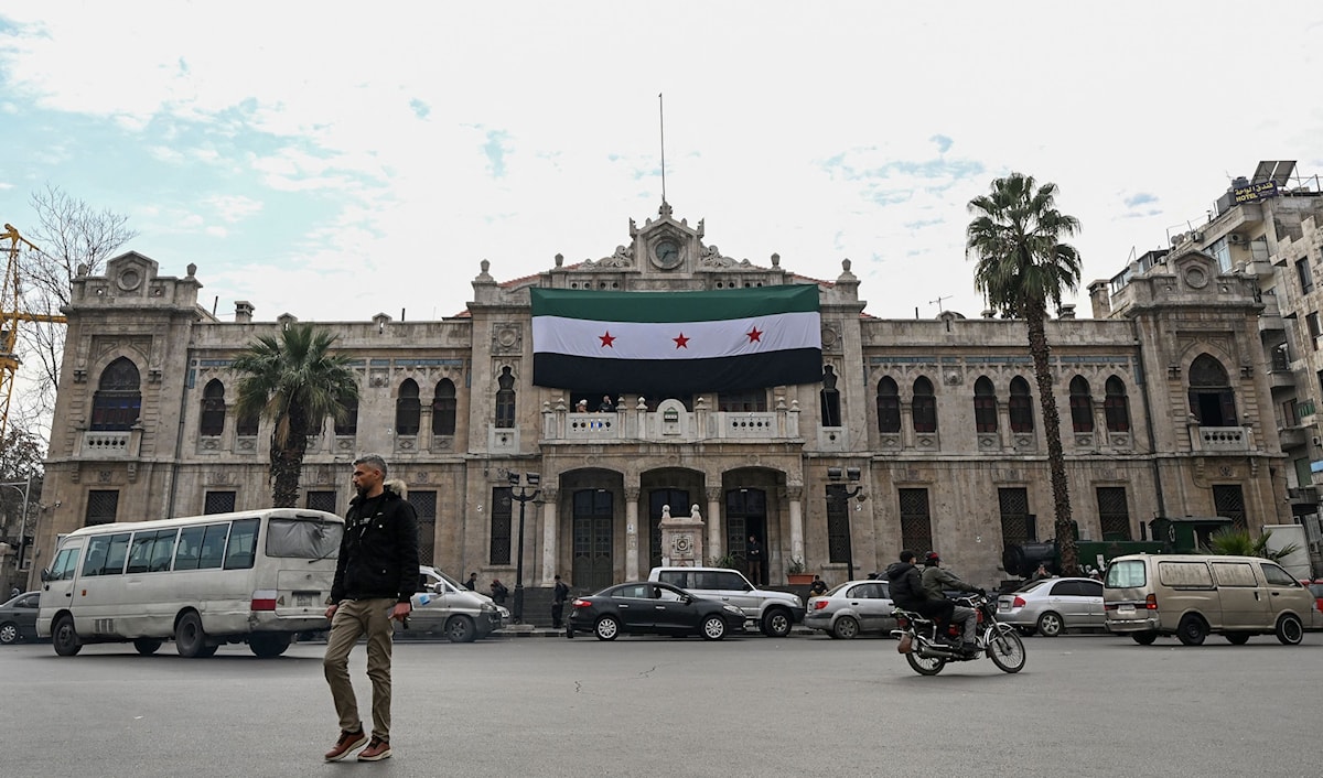يتابع بيدرسن مباحثاته السياسية لتمهيد الأرض لتنشيط عمليات إعادة الإعمار (أ ف ب)