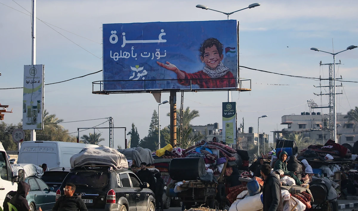 أهالي غزة عند طريق صلاح الدين في النصيرات (أ ف ب)