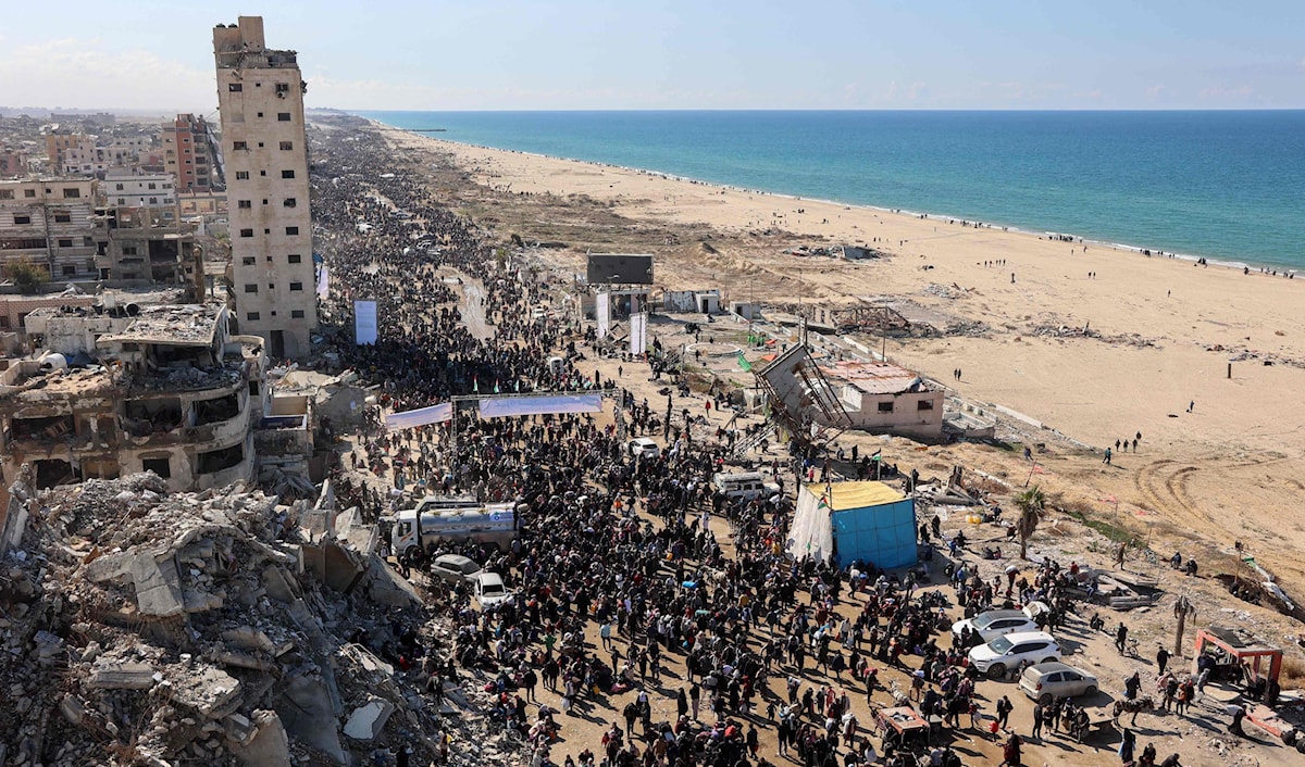 آلاف الفلسطينيين يعودون إلى شمال القطاع (أ ف ب)