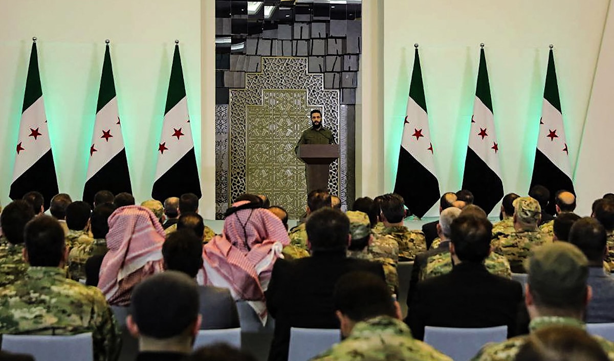 تلا الشرع كلمة، قبل أن يعلن عبد الغني تعيينه رئيساً للجمهورية في الفترة الانتقالية (أ ف ب)