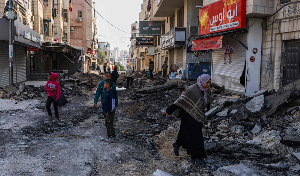 استشهد ثمانية فلسطينيين، أمس، في غارة استهدفت منزلاً في بلدة طمون (أ ف ب)