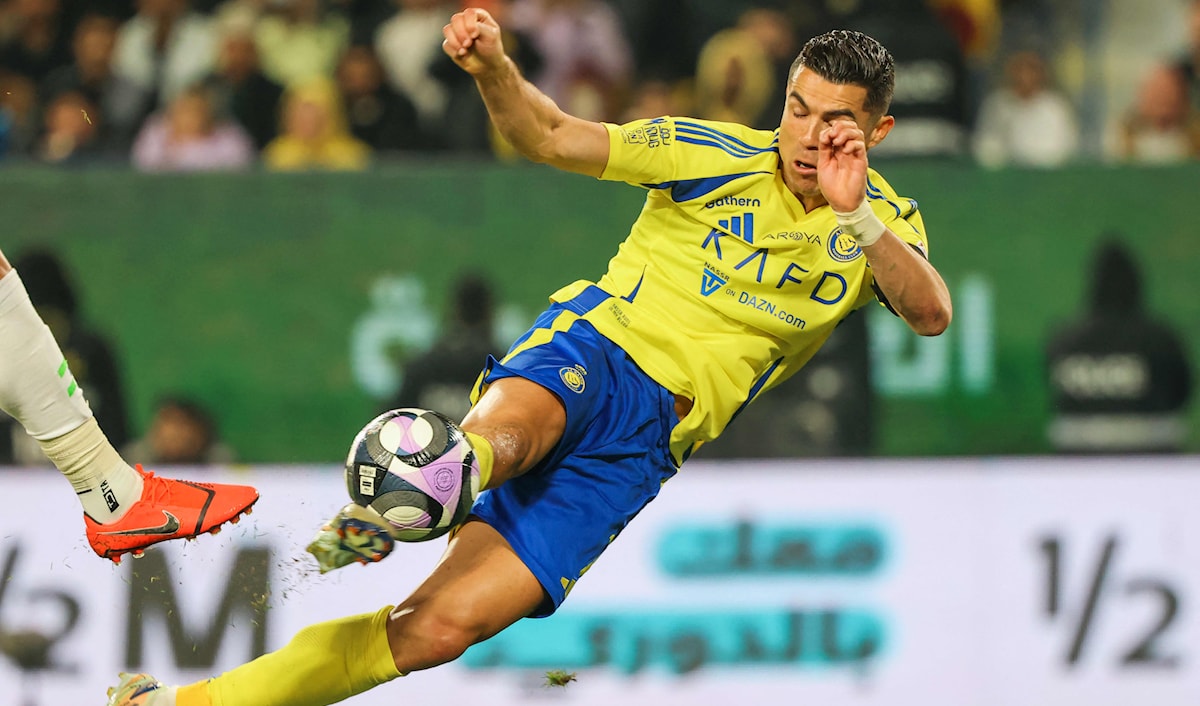 يحل النصر مع نجمه متصدر هدافي الدوري كريستيانو رونالدو ضيفاً على الرائد (أ ف ب)