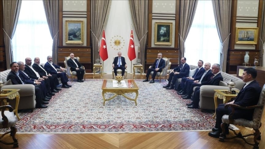 الرئيس التركي رجت طيب إردوغان خلال لقائه وفداً من &laquo;حماس&raquo; (الأناضول)