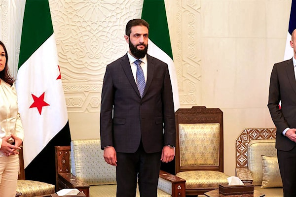 أعلنت بيربوك أن رفع العقوبات الأوروبية على سوريا «يعتمد على المضيّ قدماً في العملية السياسية» (أ ف ب)