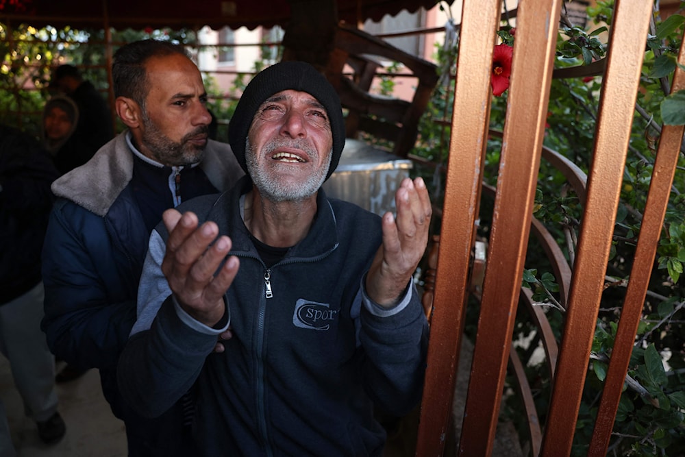 فلسطيني في جنازة الشهداء في مواصي خان يونس (أ ف ب)