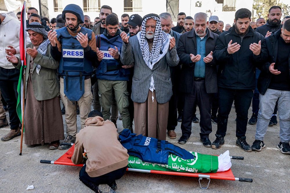 من تشييع طالب فلسطيني قتل برصاص قوات الأمن الفلسطينية خلال العملية الأمنية في جنين  (أ ف ب)