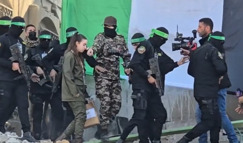 سُلّمت المجندة الإسرائيلية من بين الركام في شمال غزة