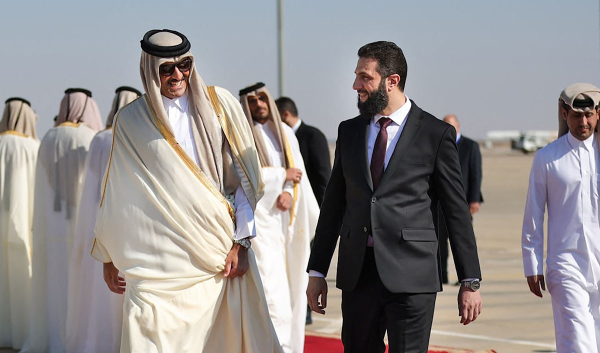 الرئيس السوري المؤقت أحمد الشرع وأمير قطر تميم بن حمد آل ثاني في مطار دمشق اليوم (أ ف ب)