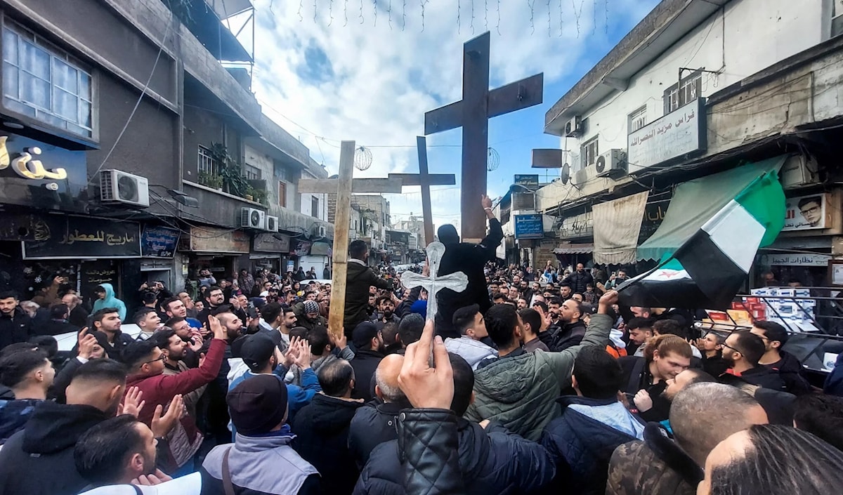 تظاهارات لسوريين مسيحيين في دمشق بعد سقوط نظام الأسد (أ ف ب)
