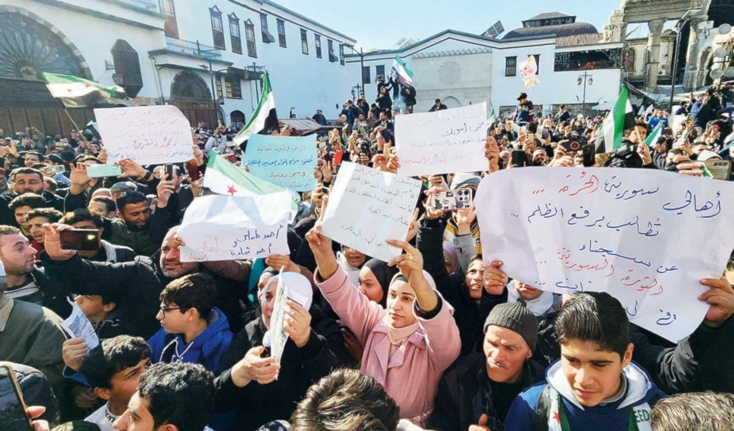 تظاهرة خارج المسجد الأموي في دمشق للمطالبة بإطلاق الموقوفين في سجن رومية (أ ف ب)