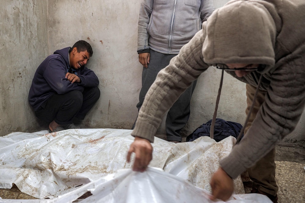 جثامين شهداء في مستشفى شهداء الأقصى في دير البلح وسط قطاع غزة في 5 كانون الثاني 2025 (أ ف ب)