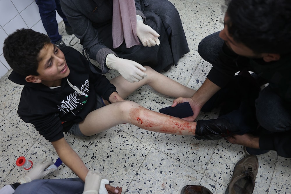 طفل فلسطيني يتلقى العلاج في المستشفى المعمداني بغزة أمس (أ ف ب)
