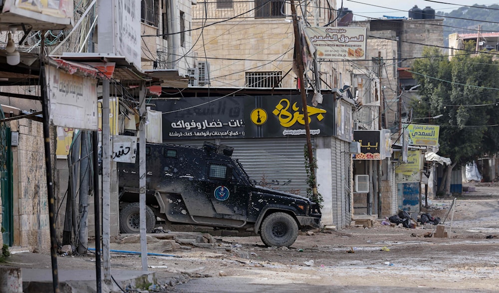 آلية لجهاز أمن السلطة الفلسطينية تغلق مدخل مخيم جنين (أ ف ب)