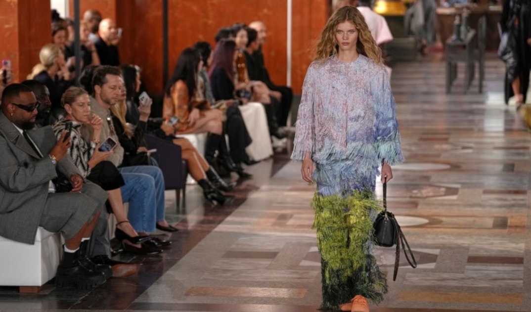 تميّزت المجموعة بفساتين منسدلة تُشبه ملابس النوم، وملابس محبوكة، وسراويل فضفاضة،