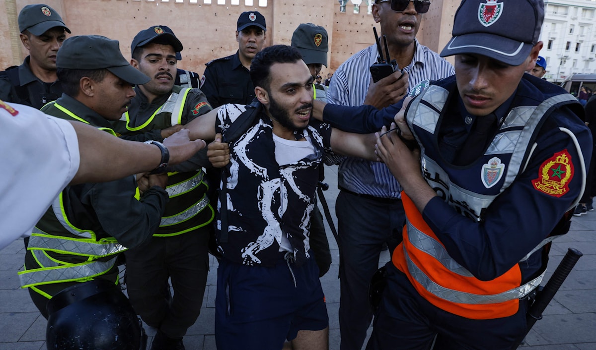 الاحتجاجات تحولت إلى اشتباكات عنيفة مع قوات الأمن (أ ف ب)