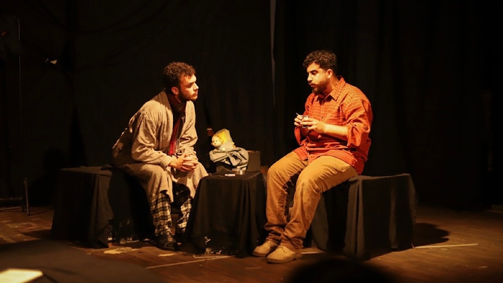 من مسرحية &laquo;المهاجران&raquo;