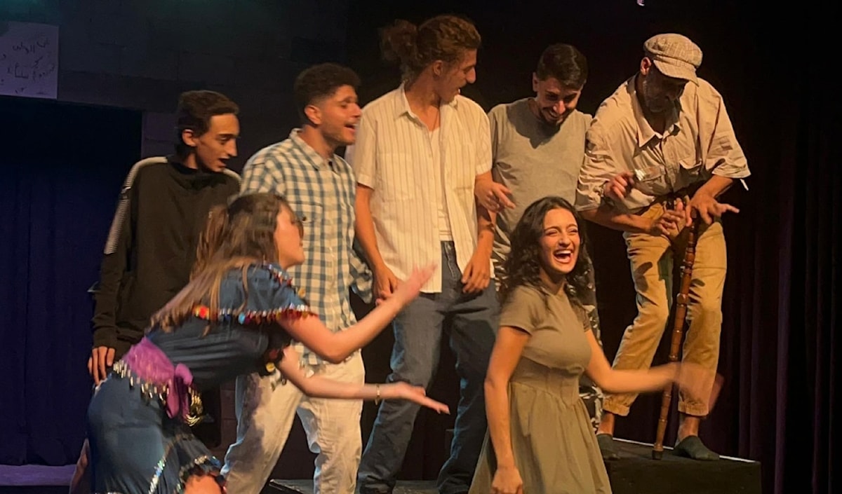 من مسرحية «الطابور»