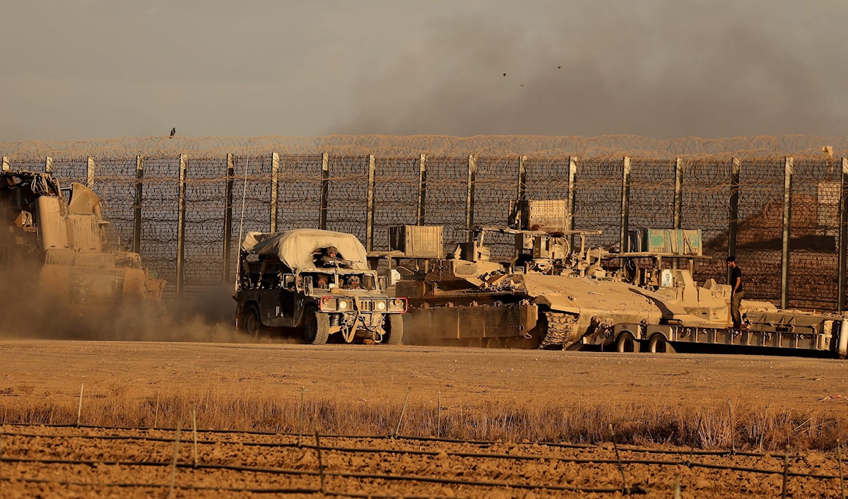 شرع جيش الاحتلال بالانسحاب من بعض المواقع (أ ف ب)