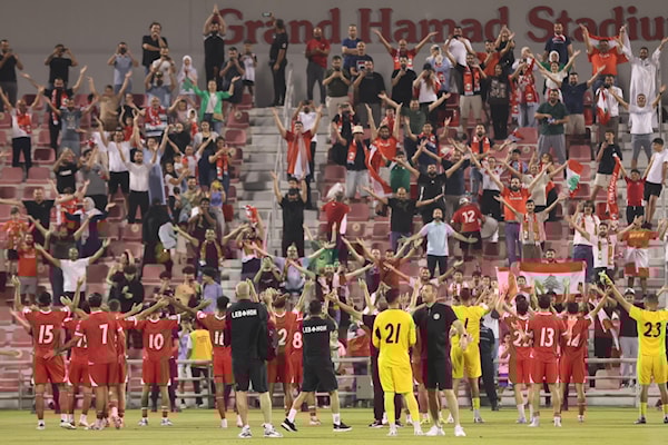 يعوّل لاعبو المنتخب على مؤازرة الجمهور الذي كان حضوره فاعلاً في اللقاء الأول رغم قلّة عدده (الأخبار)