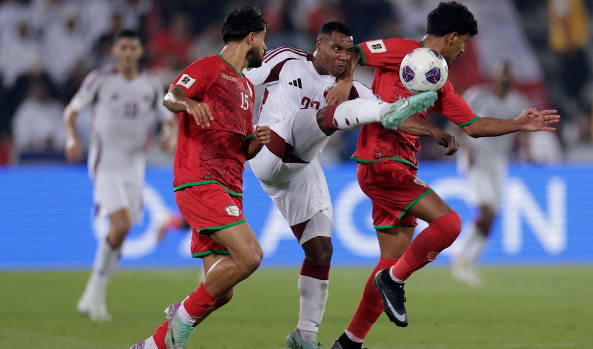 اعتمد البرتغالي كارلوس كيروش مدرب عمان على دفاع منظّم ليخرج متعادلاً أمام قطر في المباراة الأولى (أ ف ب)