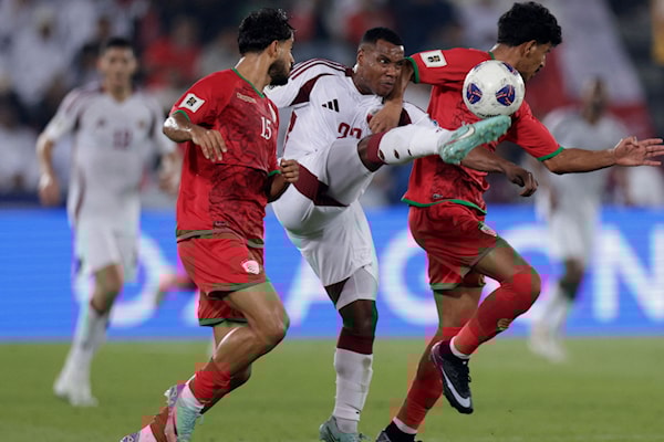 اعتمد البرتغالي كارلوس كيروش مدرب عمان على دفاع منظّم ليخرج متعادلاً أمام قطر في المباراة الأولى (أ ف ب)