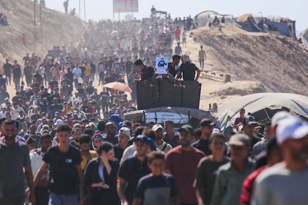 الغزّيون يعودون إلى مدينتهم من دون حواجز تفتيش (أ ف ب)